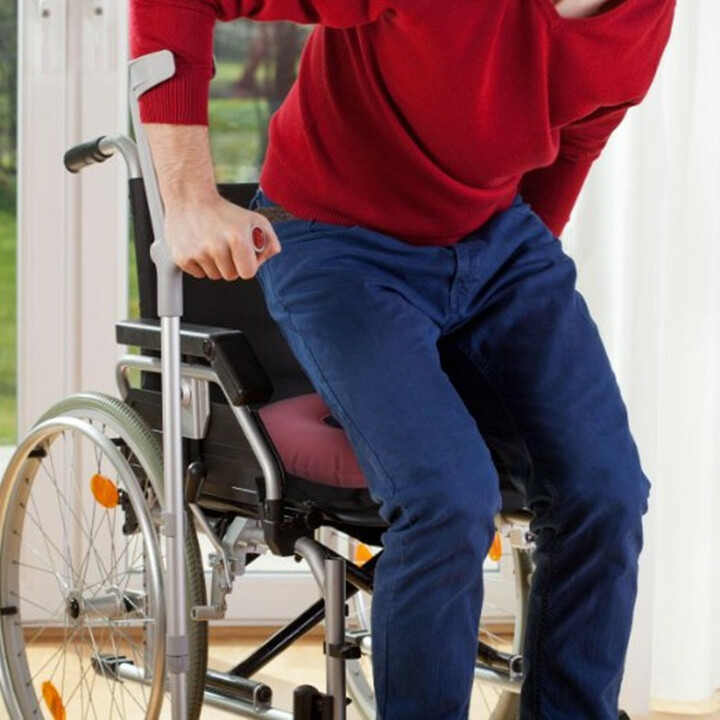 Puhallettava donitsin muotoinen pehmuste istuimelle