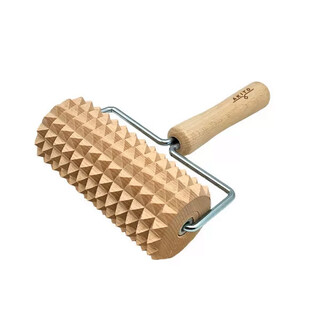 Suuri puinen selluliittihierontarulla ergonomisella kahvalla