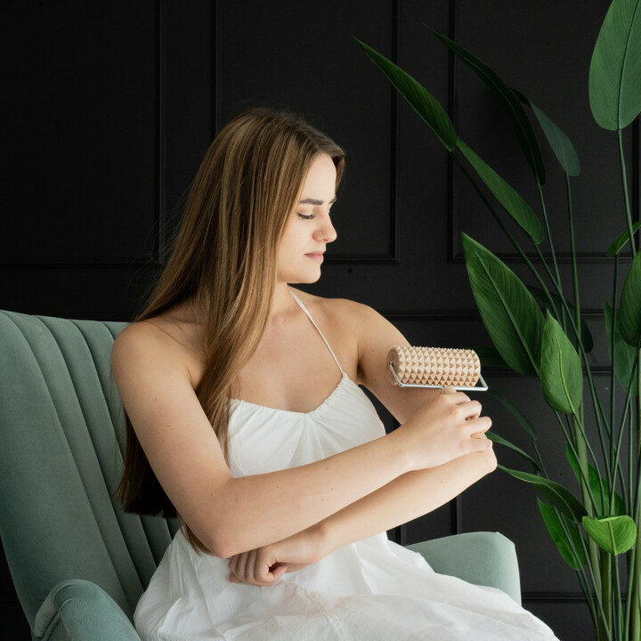 Suuri puinen selluliittihierontarulla ergonomisella kahvalla