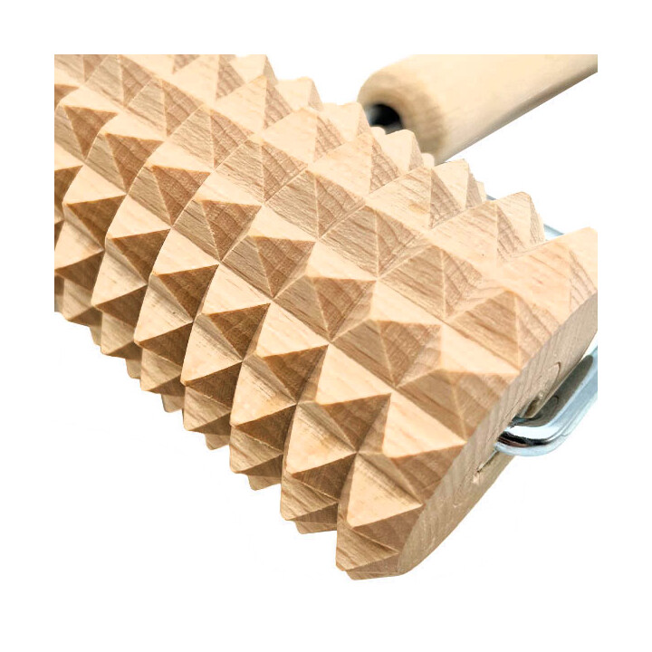 Suuri puinen selluliittihierontarulla ergonomisella kahvalla